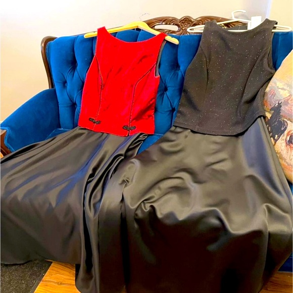 Black formal gown never worn - Picture 1 of 3